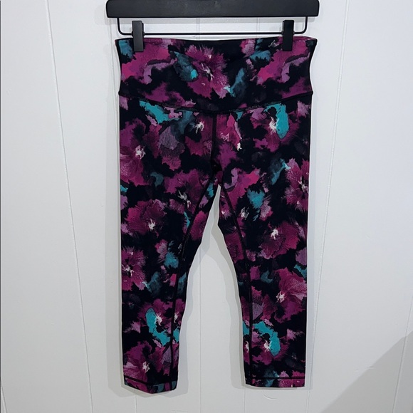 lululemon athletica Pants - Lululemon Athletica 3/4 Length Abstract Patterned Leggings 6
